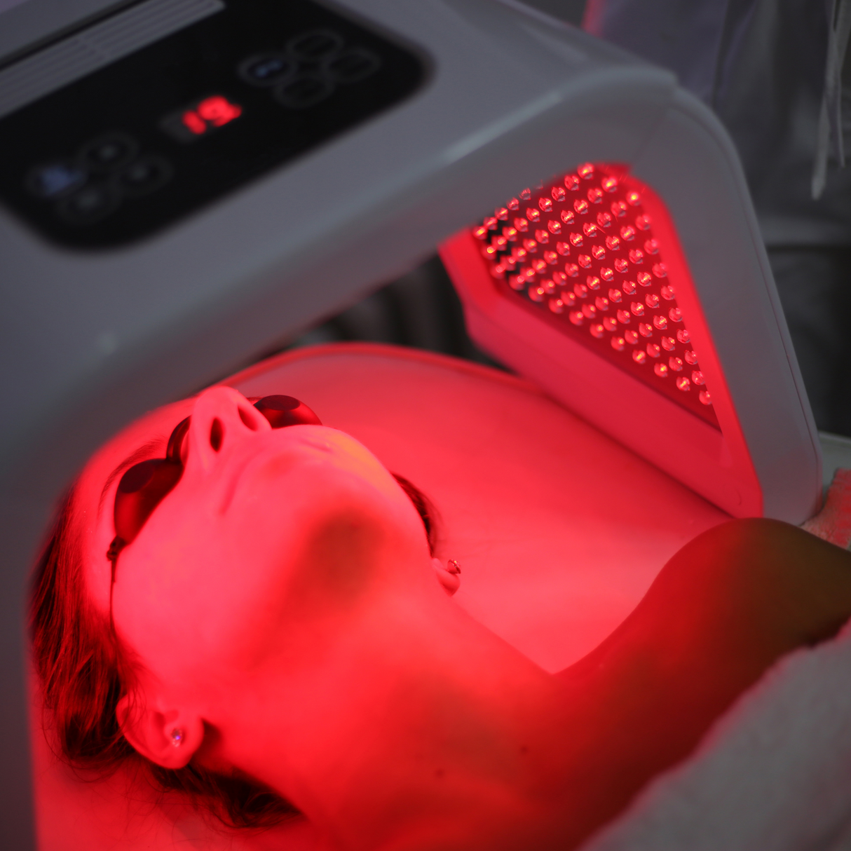 Signature Glow – Massage and LED Facial Fusion